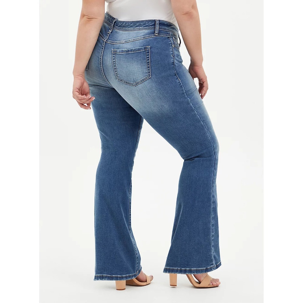 NWT Torrid Luxe Slim Boot Jeans Light Wash Super Stretch Denim Plus Size 26 - Picture 1 of 12